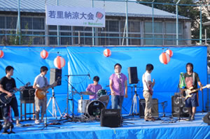 ステージでは信大の学生バンドがさわやかに演奏