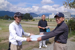 第1回マレットゴルフ大会　男性の部優勝の海沼勇二さん