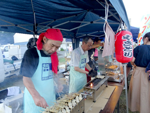 芹田商工振興会では、やきとり、ソフトクリーム、いなりずし、ジュース等の飲料を販売